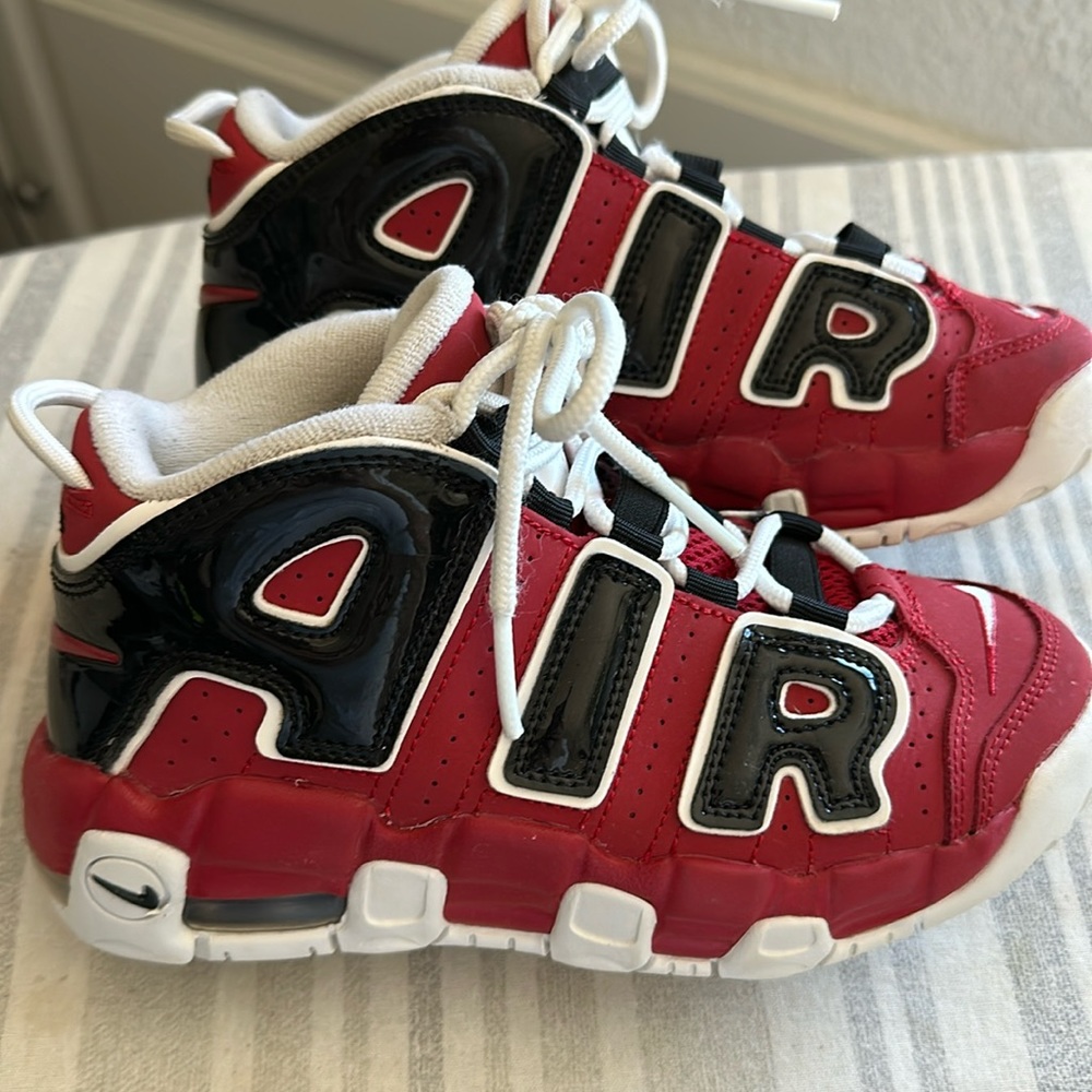 NIKE AIR “UPTEMPO” CHICAGO BULLS. Red/black/white. Size 3 youth. CLEAN! EUC!